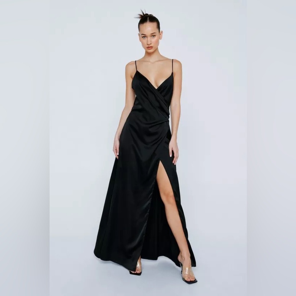 Long black gown 🖤 side slit 🔥 size 8 🔥 satin v neck ruched